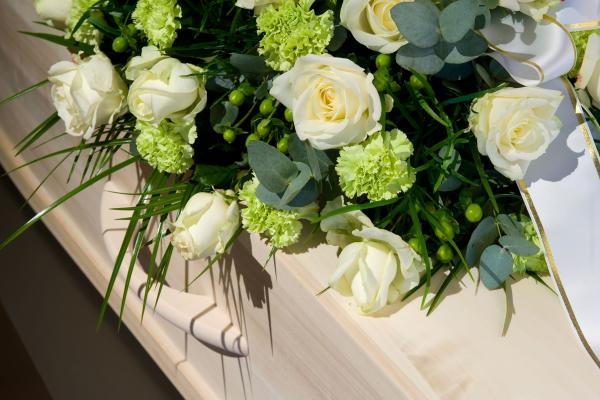 La importancia de las flores en funerales para honrar y recordar